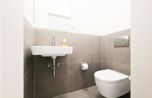 Tolstov Apartments - 3 Room Apartment - Kitchen - Dining Room - Terrace - 25 min to Messe DUS - Foto 19