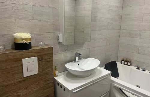 Apartament w Centrum z wanną z hydromasażem - Foto 14