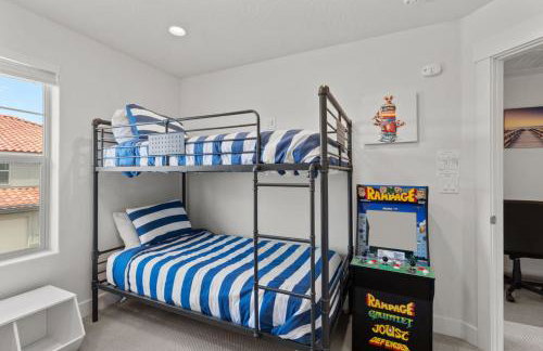 Adventure Base Camp Pet Friendly with Resort Living Pool, Arcade, Pickle-ball - Foto 13