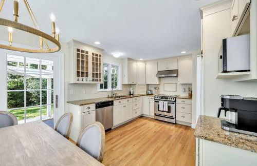 1 Story Family Home Half Mile to Beach with Patio , Grill, Office with Twin Beds, Peaceful Wooded Setting, Spacious Driveway, Garden Views, Walk to Shore, Perfect Cape Cod Getaway for Families - Foto 30