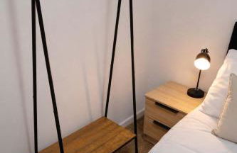 Spacious 4BR Reading House - Sleeps 8 - Free Parking - Photo 18