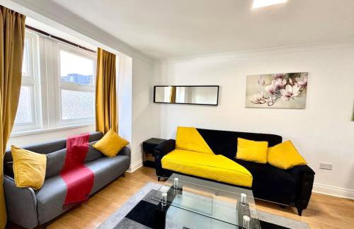 Spacious 3-Bed Home with Garden, Private Parking, Smart Tv's, Fast Wi-Fi - Foto 1