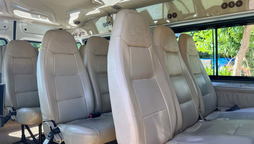 Assentos no interior do ônibus