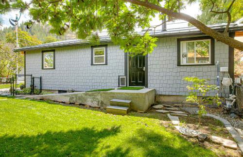Hot Tub, Deck and Mtn Views Nine Mile Falls Duplex - Foto 25
