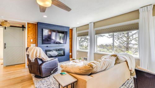 Walk to Winema Road Beach Home with Hot Tub! - Foto 3