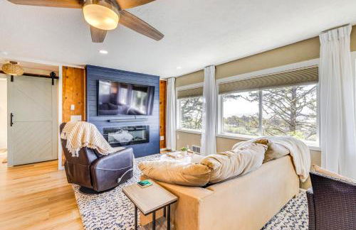 Walk to Winema Road Beach Home with Hot Tub! - Foto 3