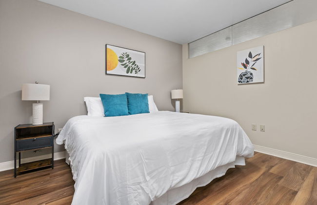 Sleek 2BR Downtown Retreat with Gym - Foto 9