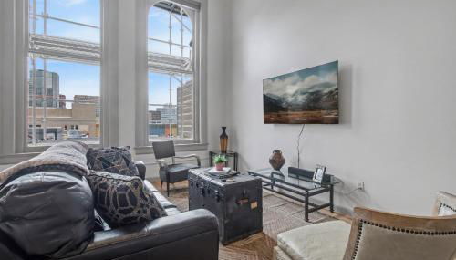 The Elevated Gallery - Historic Loft - Heart of Downtown - 98WalkScore - Foto 2