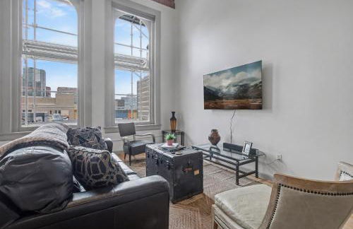 The Elevated Gallery - Historic Loft - Heart of Downtown - 98WalkScore - Foto 2