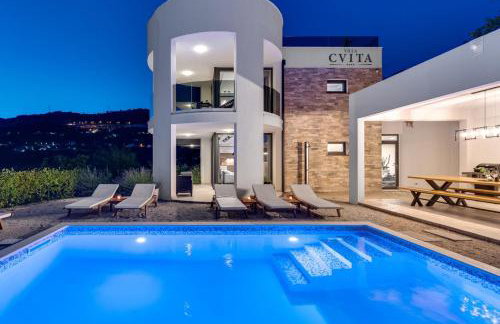 VILLA CVITA is a modern 5-bedroom villa with a Jacuzzi, a Gym and Finnish Sauna, a heated pool, and amazing views - Foto 42