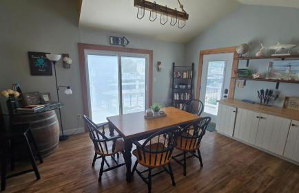 Waterfront retreat minutes from the beach - Foto 17