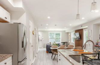 Stylish 3BR Townhouse with Backyard,and Easy Parking - Photo 37