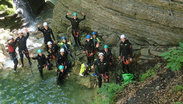 Foto de grupo durante la actividad de barranquismo