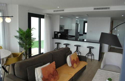 PANORAMISCH modern vakantiehuis in Finestrat bij Benidorm met 3 slaapkamers, gelegen op de 1ste lijn met privézwembad en omheinde privétuin, zicht op zee, de bergen met 'Kilómetro Vertical del Puig Campana' en op de skyline van Benidorm City en Finestrat - Foto 15