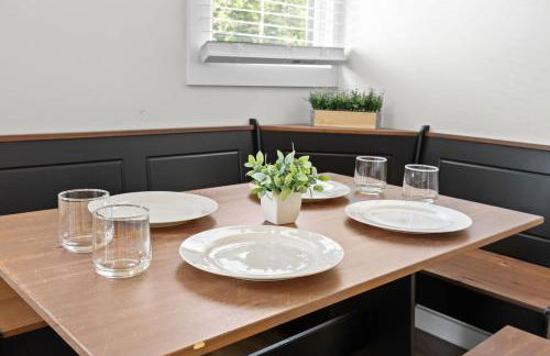 3BR 2BA Derby Home Walk to Churchill Free Parking - Foto 15