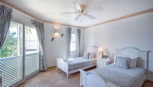 Modern 2-bed Apt Near Beach In St. Lawrence Gap 2 Bedroom Apts by Bluescape - Foto 2, Habitación