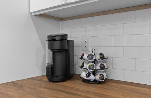 Bright Urban Comfort | JZ Vacation Rentals - Foto 97