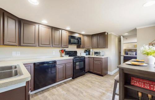 Close to Lake George! Couples Retreat with Pool - Foto 8