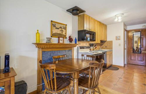 Cozy One-Bedroom Edgemont Condo with Ski Access & Fireplace B3 - Foto 6