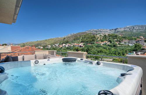 Luxury Mountain View Escape with Private Jacuzzi Split area - Photo 41