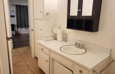 Centrally Located, 4x Queen, 300 MBPS Internet with Backyard! - Foto 13