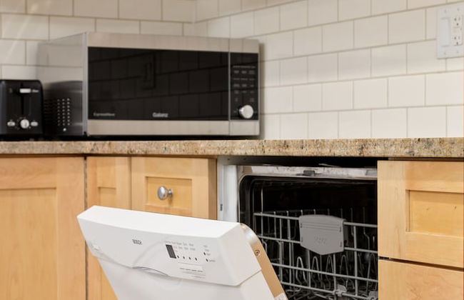 Cozy 2BR BSMT Suite Near Grouse Mt. and Edgemont. - Photo 16