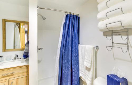 All-Season Seney Home with Private Yard and Fire Pit! - Foto 17