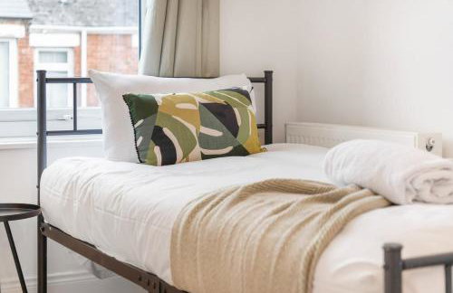 4BR House By Astra Residences Short Lets & Serviced Accommodation Stanley With Free Parking & Instant Booking - Foto 21