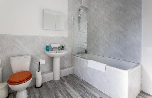 3 Bed House - Sleeps 6 - Parking - Wifi - Foto 10