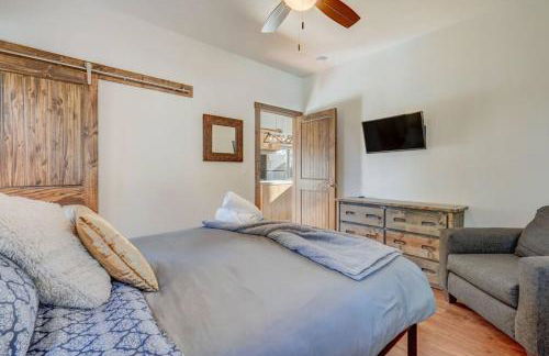 Rustic cabin charm w/ hot tub, arcade basketball - Foto 16