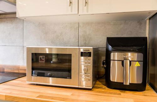 4 bedroom house with Garden, Parking & 3 mins Walking Distance from Train Station - Photo 17