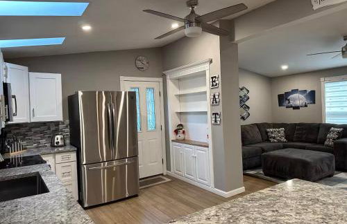 Stylish 3 BR Entire Home NearTown & Beach with Pool Table & King Bed - Foto 33