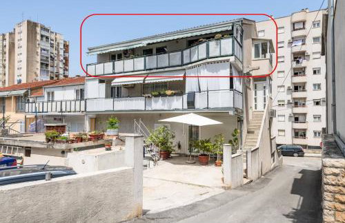 Spacious Rustic 2BR with Terrace & Parking - Foto 9