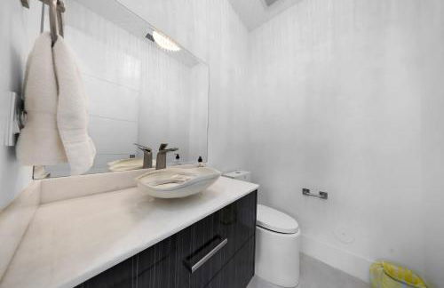 LVS Villa Blanco 5BR Coastal Oasis with Rooftop Sunset Deck Heated Pool Spa & Walk-to-Beach Access - Foto 57