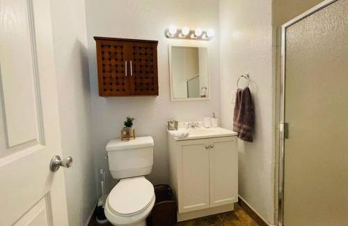 Artists Condo GAME ROOM Patio near UC Med Center - Photo 11