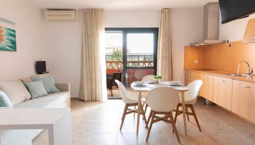 Apartamento junto a la playa con piscina y parking - Foto 1