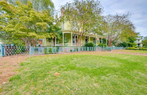 Ornate Victorian Home with Courtyard and Fire Pit! - Foto 41