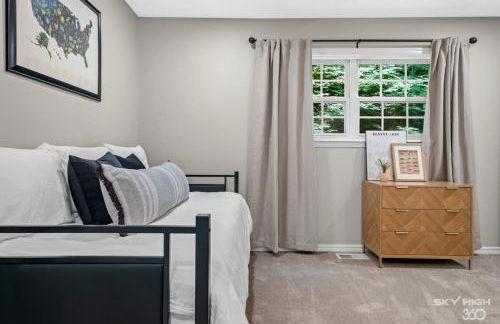 Creekside Oasis - 5BR Retreat with Pool & Hot Tub - Foto 17