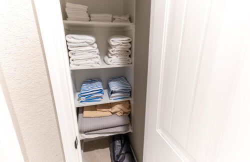 Neon Vibes Outdoor TV Hot Tub Arcade Room - Foto 16