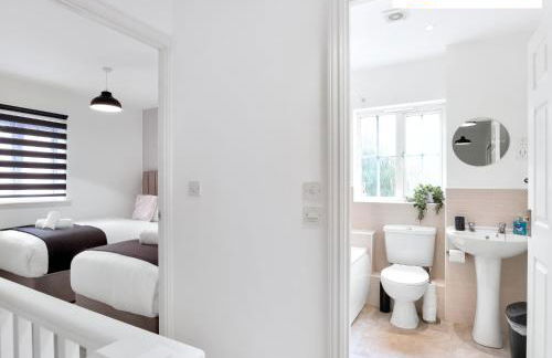 LONG STAYS 30pct OFF - Comfy 3 Bed House near City Centre - PS4 - PARKING By Klarok Short Lets & Serviced Accommodation - Photo 16