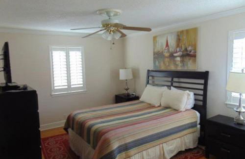 W2 Ocean Walk Resort upstairs 2 bed king and two twins next to back pool - Foto 6