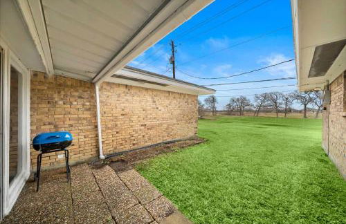 Relax and Play 3BR Retreat w Sunroom - Foto 33