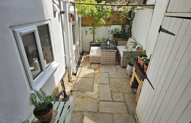Spacious & Renovated 1-bed Garden Flat in London - Photo 45