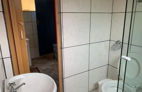 Casa Colorida - Acomodação para 14 pessoas - 10 minutos a pé do centro - Churrasqueira - Foto 11