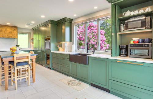 Walk to Bethel Woods Family Home with Deck and Views! - Foto 7