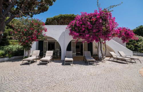 Traditional 3 bedroom villa with great pool in the heart of Vale do Lobo - Photo 43