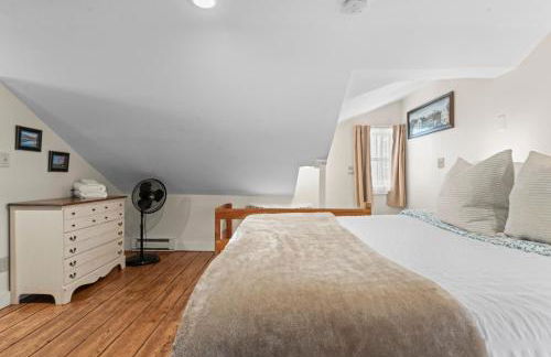 The School House Cottage, Historic 1BR Mystic River Stay Near Seaport - Foto 7