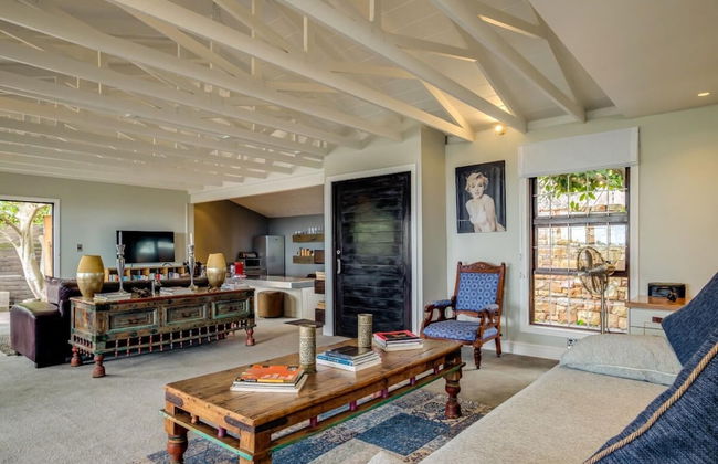 Spacious Apartment With Pool in Camps Bay - Photo 9