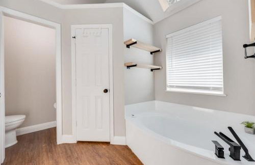 Boho Chic Home w Backyard Paradise - Pool + Grill - Foto 20