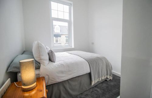 Free Parking, Ideal for Long Term Contractor, etc Stays, Regular Housekeeping Option, 10 min Walk from Beach and Metro 15-20 min Drive to Nissan & Newcastle - Dwellcome Home Ltd 2 DOUBLE Bedroom 3 Bed Apt, Fast WIFI - See our Site for Assurance - Foto 11